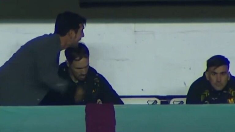 La furia del Tano Gracián tras la expulsión de Rivero en Deportivo Madryn: «Lo hablamos antes!»