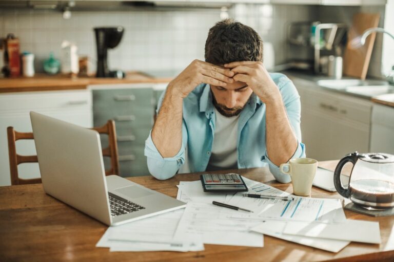 Cuando las cuentas no cierran: la mora de las familias toca un récord y el pago mínimo de tarjeta agrava el problema
