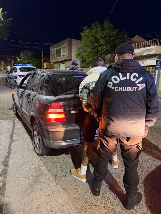 Manejaba en contramano, con las luces apagadas y armado: quedó detenido