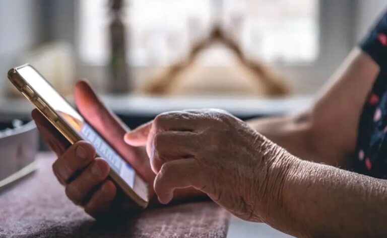 Alerta en Comodoro: quisieron estafar a una jubilada por WhatsApp y robarle más de $100.000