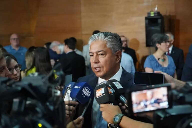 Figueroa anunció gas para Villa La Angostura y habló de una deuda histórica