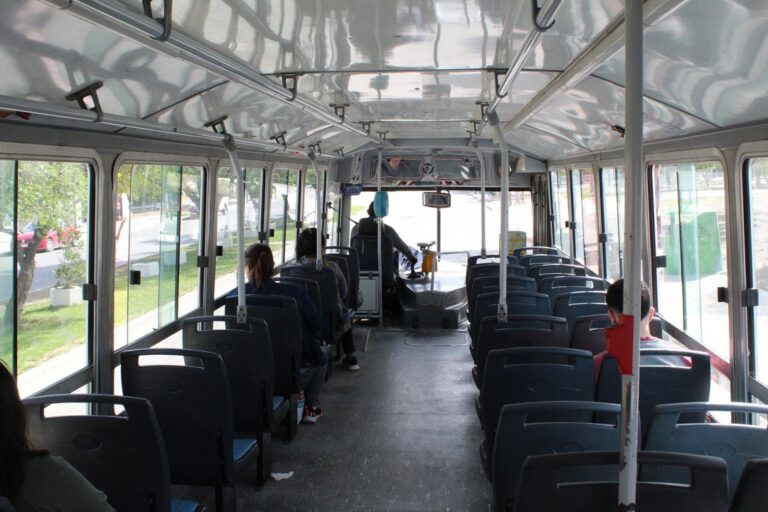 Violencia en el transporte público: pelea, vidrios rotos y tres detenidos frente a una comisaría de Comodoro