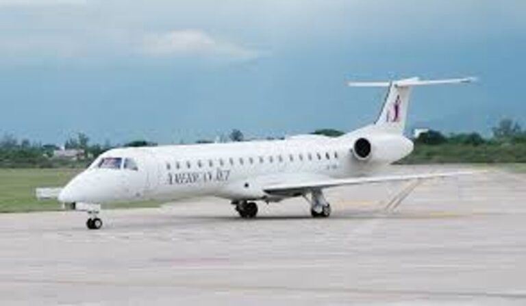 Avión de American Jet en pista de aterrizaje