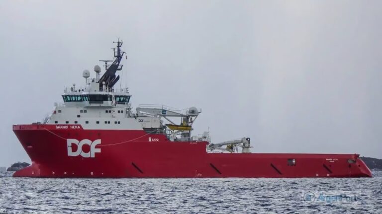 Buque Skandi Hera navegando hacia Punta Colorada para instalar monoboyas del proyecto VMOS