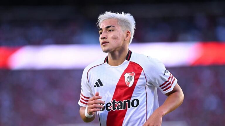 Ian Subiabre durante un partido de River Plate