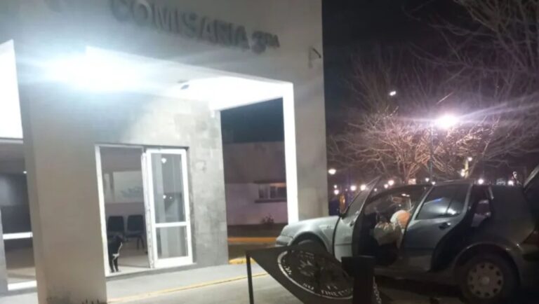 Fachada de la comisaría Tercera de General Roca con daños por impacto de vehículo