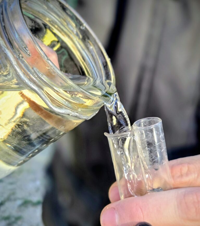Técnicos realizando análisis de agua potable en laboratorio de Servicoop en Puerto Madryn