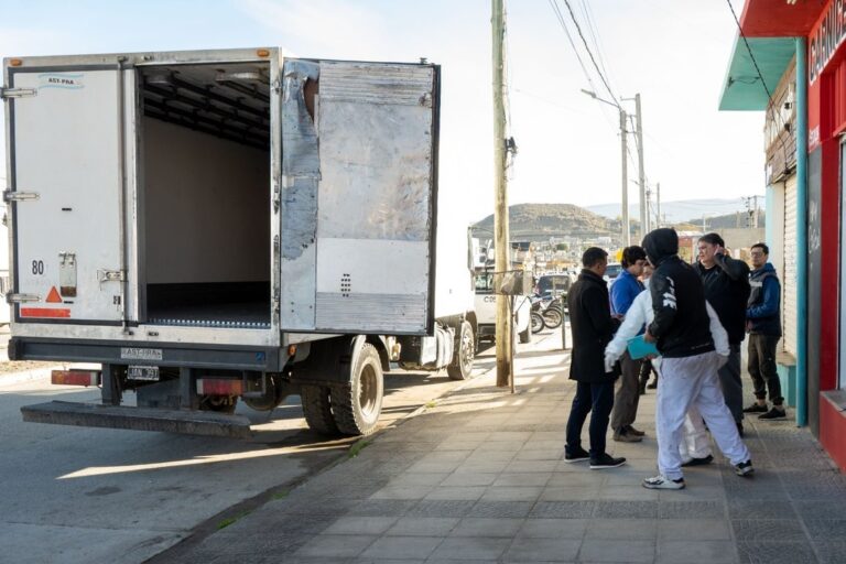 Camión de transporte de carne durante inspección municipal en Comodoro Rivadavia