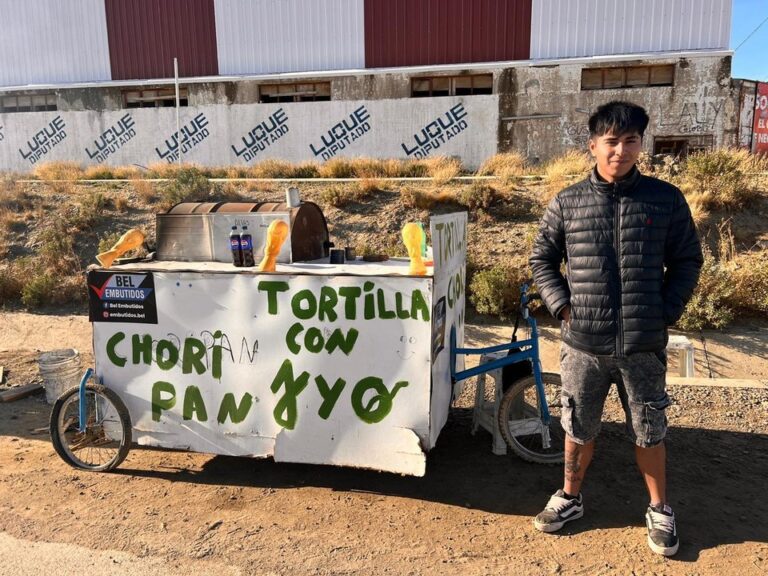 Carrito de comidas con choripanes y tortillas rellenas en avenida Constituyentes, Comodoro Rivadavia
