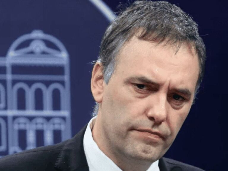 Manuel Adorni en un acto oficial