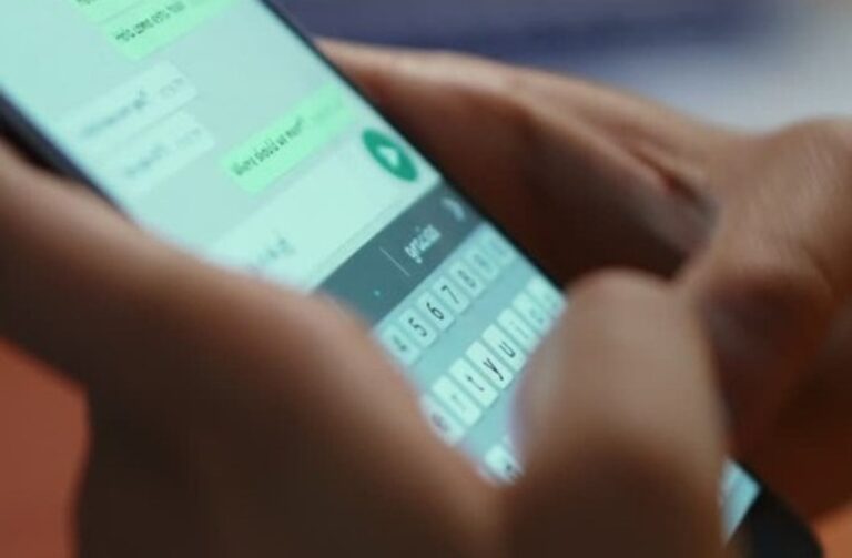 Celular oficial sobre escritorio