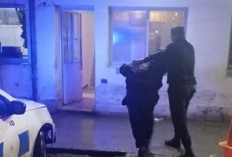 Policía en la escena del robo frustrado en Comodoro Rivadavia