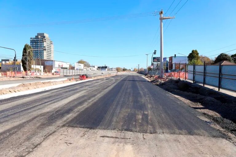 Obra de pavimentación en la Avenida Mosconi de Neuquén durante el feriado del 25 de Mayo