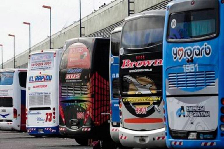 Micro de larga distancia en terminal de ómnibus de Chubut