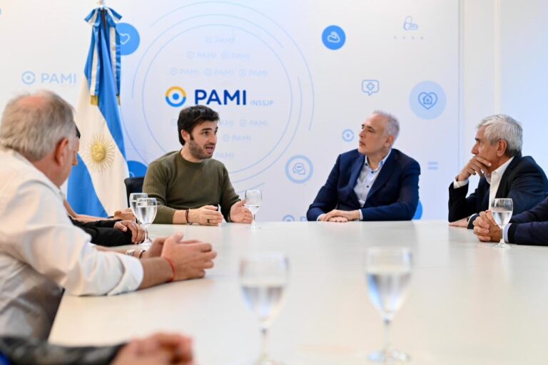 Gobernador Ignacio Torres en reunión con autoridades del PAMI